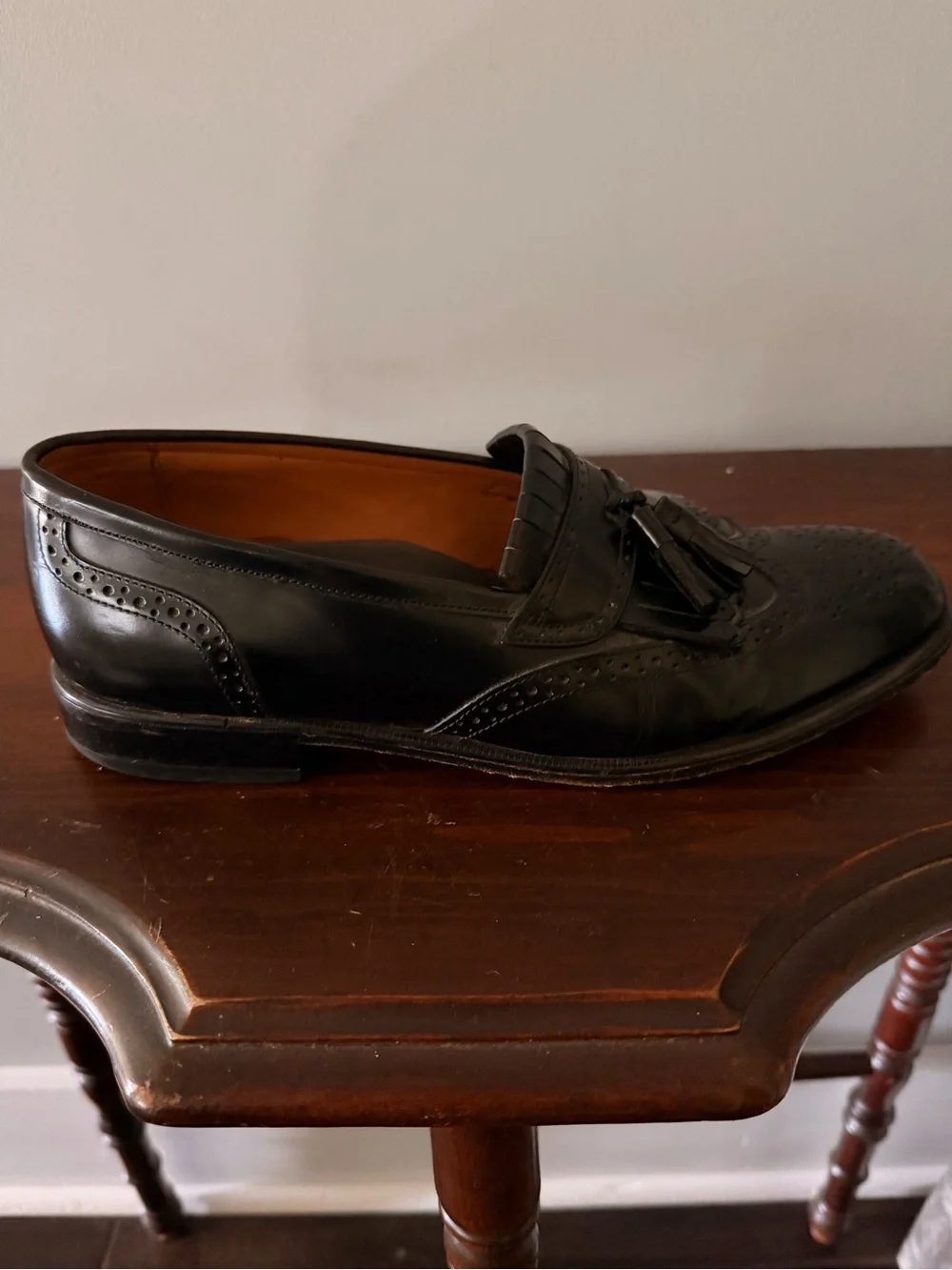 Vintage Y2K French Shriner men’s black slip on loafers with tassels. Size 10 1/2